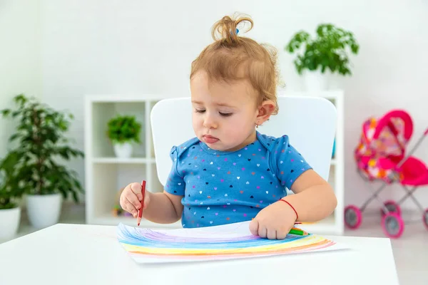 Niño Dibuja Arco Iris Enfoque Selectivo Bebé — Foto de Stock