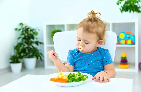 Ребёнок Ест Макароны Овощами Выборочный Фокус Еда — стоковое фото