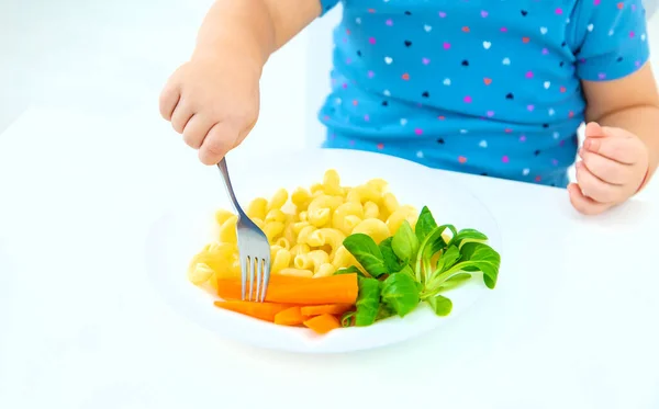 Criança Come Macarrão Com Legumes Foco Seletivo Alimentos — Fotografia de Stock