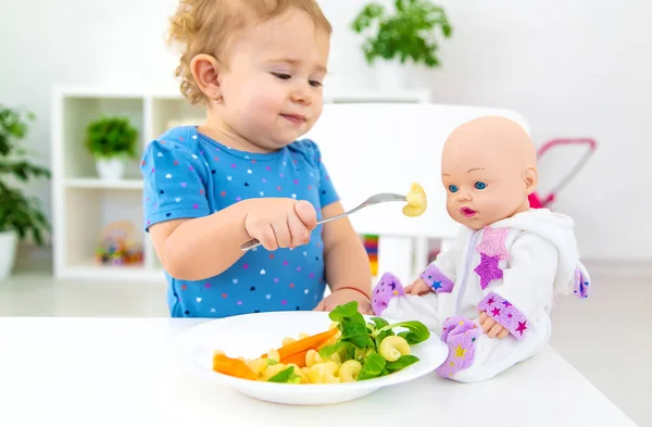 Παιδί Μωρό Τρώει Ζυμαρικά Λαχανικά Επιλεκτική Εστίαση Τρόφιμα — Φωτογραφία Αρχείου