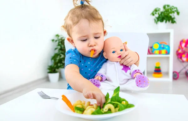 Kind Baby Eet Pasta Met Groenten Selectieve Focus Voedsel — Stockfoto