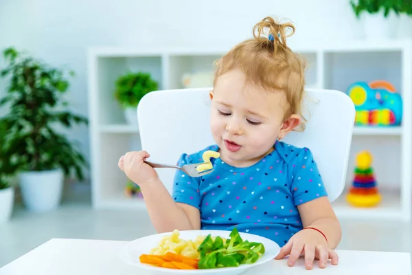 Kind Baby Eet Pasta Met Groenten Selectieve Focus Voedsel — Stockfoto