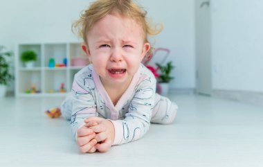 Bebek evde çok ağlar. Seçici odaklanma. Çocuk.