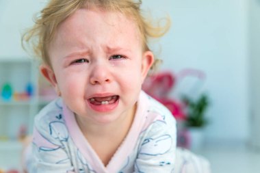 Bebek evde çok ağlar. Seçici odaklanma. Çocuk.