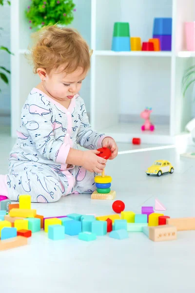 Ein Baby Spielt Spielzimmer Mit Spielzeug Selektiver Fokus Kind — Stockfoto