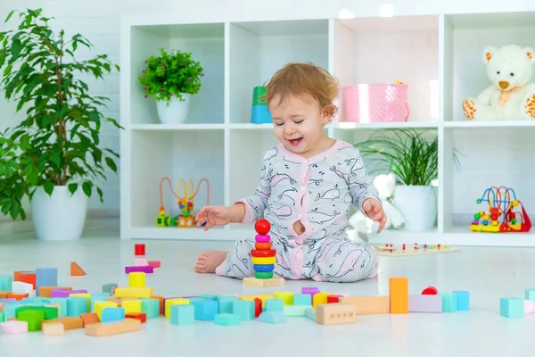 Ein Baby Spielt Spielzimmer Mit Spielzeug Selektiver Fokus Kind — Stockfoto