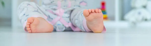 Ноги Дитини Сидять Підлозі Вибірковий Фокус Дитячі — стокове фото