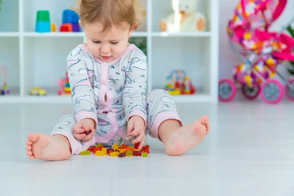Baby Isst Hause Gelee Bonbons Selektiver Fokus Kind — Stockfoto