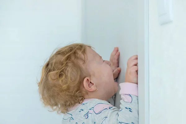 赤ん坊は泣きながらドアを閉めた 選択的フォーカス — ストック写真