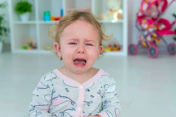 Baby Gråter Mycket Hemma Selektivt Fokus Barn — Stockfoto