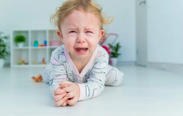 Dziecko Dużo Płacze Domu Wybiórcze Skupienie Dziecko — Zdjęcie stockowe