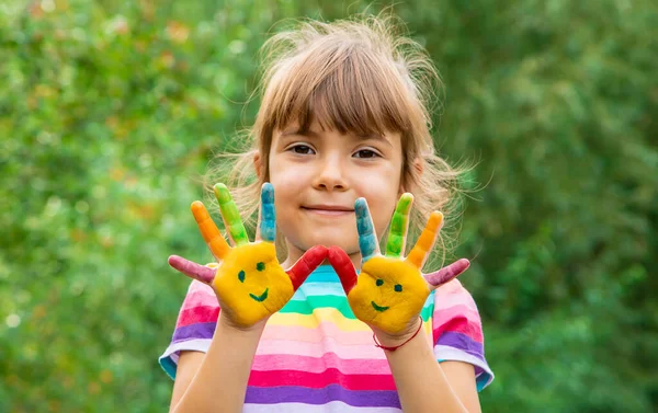 笑顔の絵具で子供の手 選択的フォーカス — ストック写真