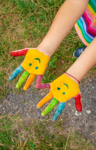 Kinderhände Mit Schmunzelfarben Selektiver Fokus Menschen — Stockfoto