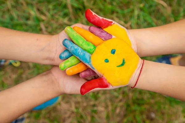 Manos Niños Con Pinturas Sonrientes Enfoque Selectivo Gente —  Fotos de Stock