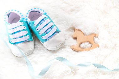 Beyaz arka planda bebek paçası aksesuarları. İnsanlar.