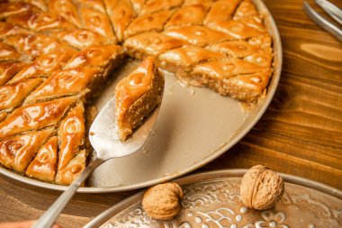 Ahşap arka plan üzerinde Fındıklı baklava. Seçici odak. yiyecek ve içecek.