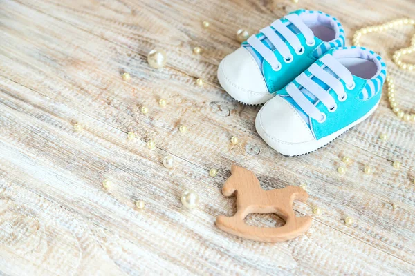 白色背景的婴儿靴饰物 — 图库照片