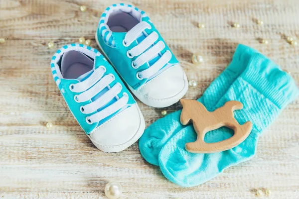 白色背景的婴儿靴饰物 — 图库照片