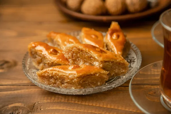 木製の背景上のナッツとバクラヴァ 選択と集中 食べ物や飲み物 — ストック写真