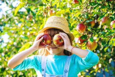 Çocuk çocuk bir elma ile. Seçici odak. Bahçe gıda