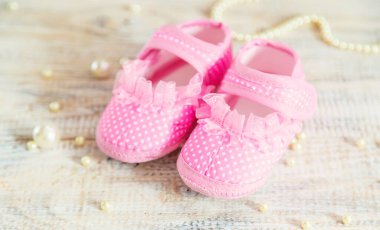 Beyaz arka planda bebek paçası aksesuarları. İnsanlar.