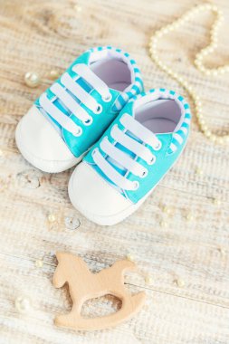 Beyaz arka planda bebek paçası aksesuarları. İnsanlar.