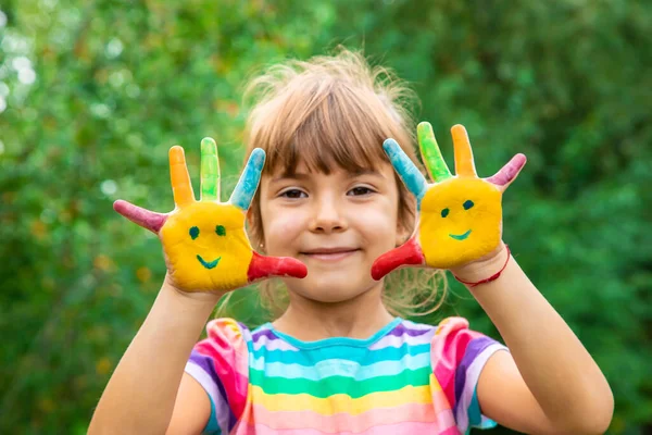 Дитячі Руки Посмішковими Фарбами Вибірковий Фокус Люди — стокове фото