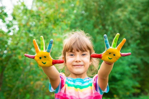 Дитячі Руки Посмішковими Фарбами Вибірковий Фокус Люди — стокове фото