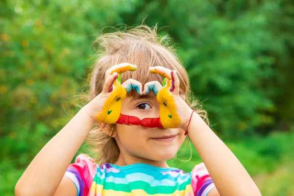 笑顔の絵具で子供の手 選択的フォーカス — ストック写真