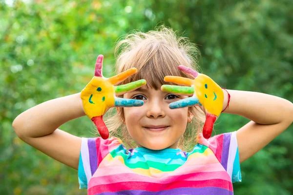 Ręce Dzieci Farbami Uśmiechu Wybiórcze Skupienie Ludzie — Zdjęcie stockowe
