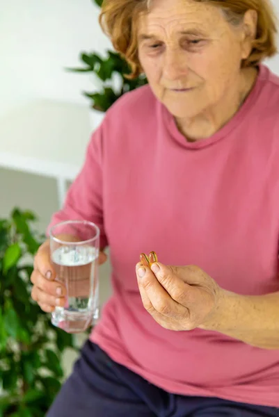 Omega Yaşlı Kadın Içiyor Seçici Odaklanma Nsanlar — Stok fotoğraf