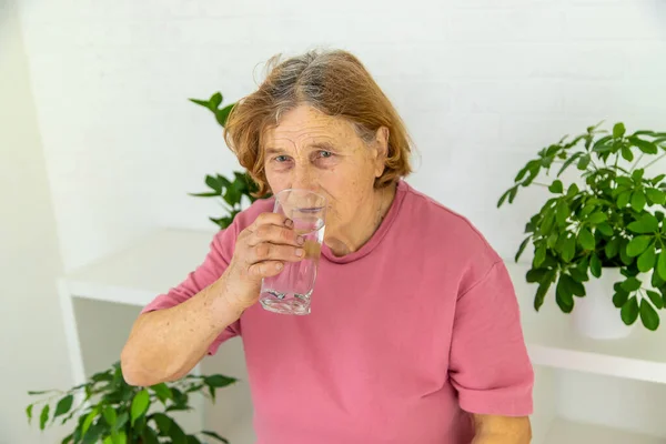Den Gamla Kvinnan Dricker Vatten Selektivt Fokus Människor — Stockfoto