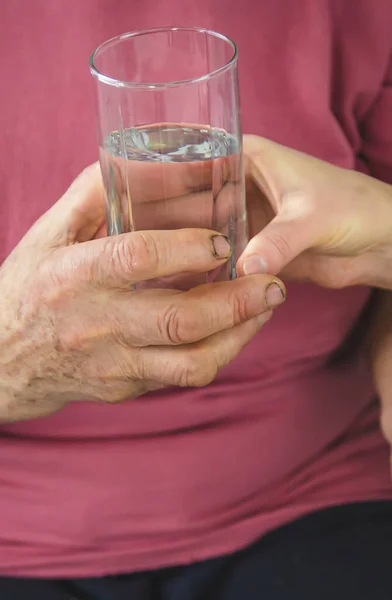 Gubben Ger Ett Glas Vatten Selektivt Fokus Grabben — Stockfoto