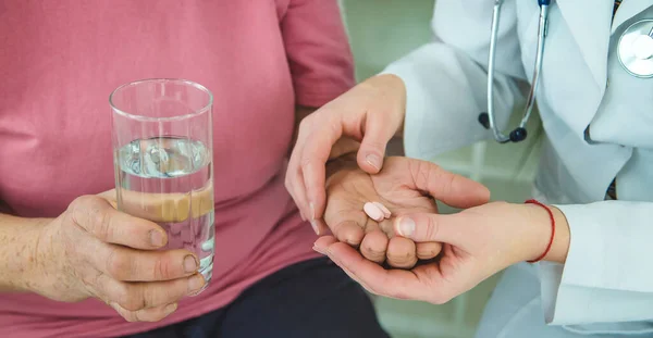 Lekarz Daje Tabletki Starszej Kobiecie Wybiórcze Skupienie Ludzie — Zdjęcie stockowe