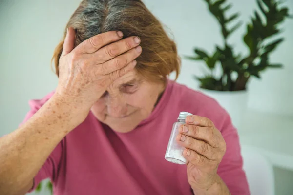 Gammal Kvinna Dricker Piller Mot Huvudvärk Selektivt Fokus Människor — Stockfoto