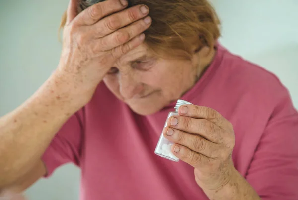 Gammal Kvinna Dricker Piller Mot Huvudvärk Selektivt Fokus Människor — Stockfoto