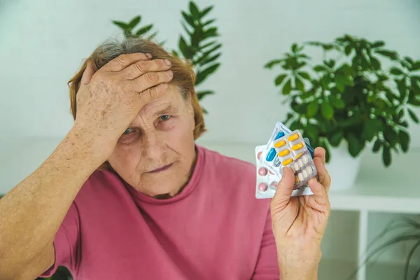 Gammal Kvinna Dricker Piller Mot Huvudvärk Selektivt Fokus Människor — Stockfoto