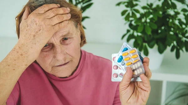 Gammal Kvinna Dricker Piller Mot Huvudvärk Selektivt Fokus Människor — Stockfoto