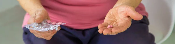 Een Oude Vrouw Heeft Pillen Haar Handen Selectieve Focus Peopel — Stockfoto
