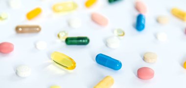 Beyaz arka planda takviye ve vitaminler. Seçici odaklanma. İlaç..