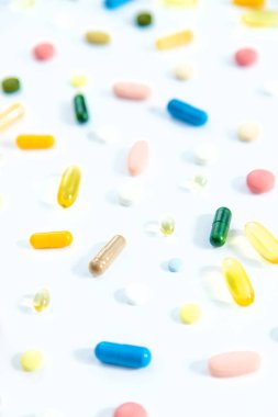 Beyaz arka planda takviye ve vitaminler. Seçici odaklanma. İlaç..