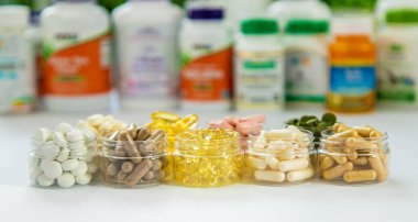 Beyaz arka planda takviye ve vitaminler. Seçici odaklanma. İlaç..