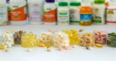 Beyaz arka planda takviye ve vitaminler. Seçici odaklanma. İlaç..