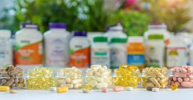 Kiev, Ukrayna - 23 Şubat 2022: iHerb online mağazasından vitaminler ve takviyeler. Haplar..