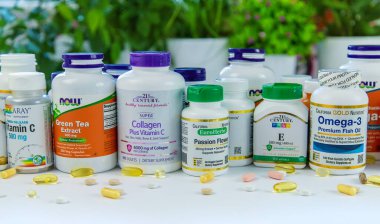 Kiev, Ukrayna - 23 Şubat 2022: iHerb online mağazasından vitaminler ve takviyeler. Haplar..
