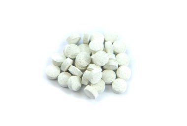 Haplar ve kapsüller beyaz arka planda izole edilir. Seçici odaklanma. Madicine.