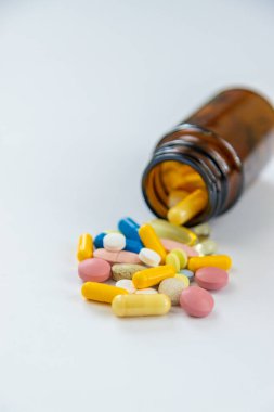 Beyaz arka planda takviye ve vitaminler. Seçici odaklanma. İlaç..