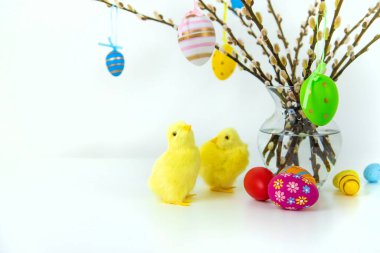 Beyaz arka planda güzel bir Paskalya dekoru. Seçici odaklanma. tatil.