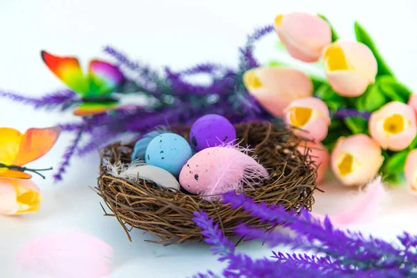 Beyaz arka planda güzel bir Paskalya dekoru. Seçici odaklanma. tatil.