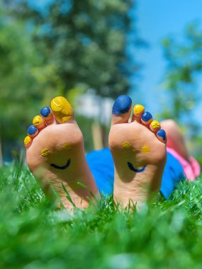 Ukrayna bayrağı üzerinde çocuk ayakları. Seçici odaklanma. Doğa.